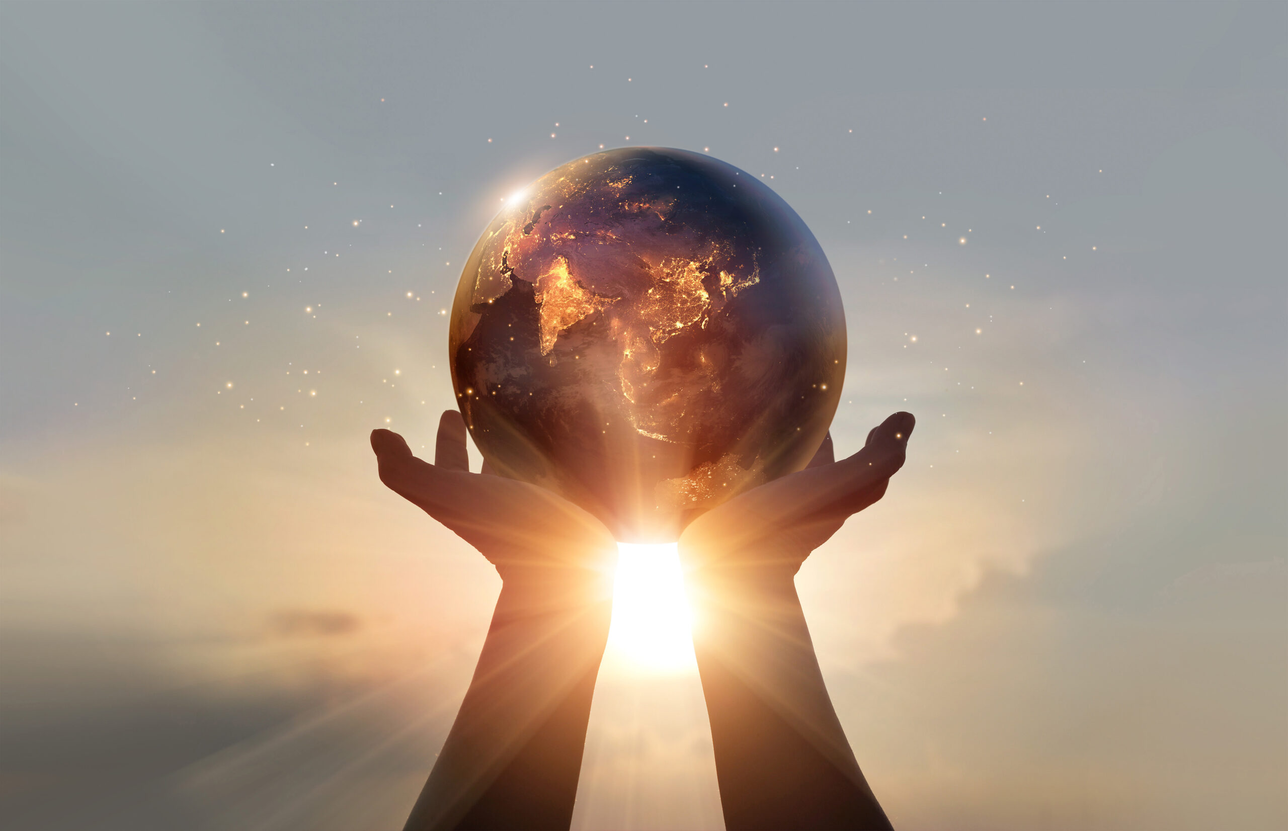 Des mains tendues vers un globe terrestre